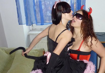 Stripperin WildeAngela+Aniela